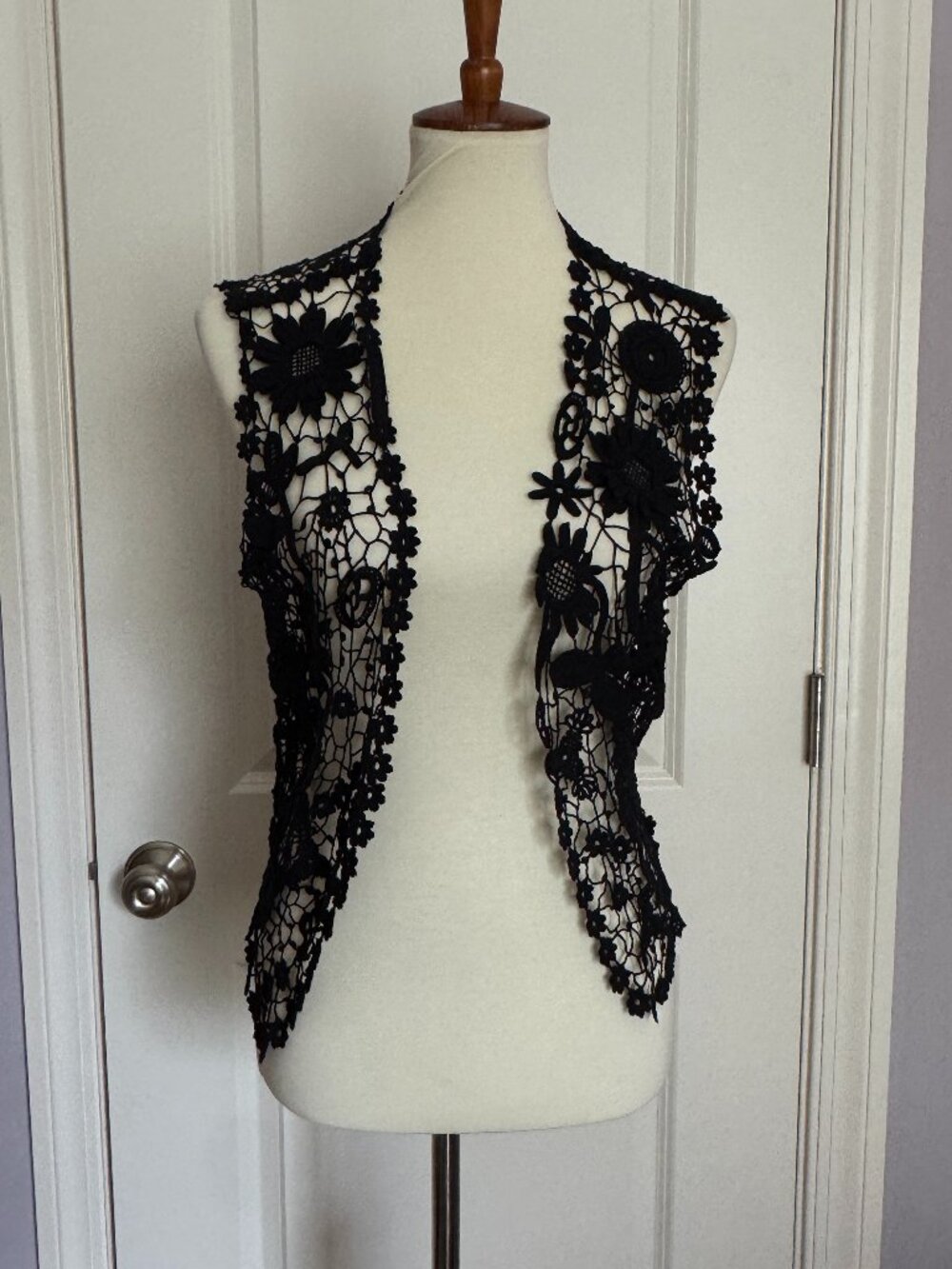 Elie Tahari Black Crochet Lace Sleeveless Top Small